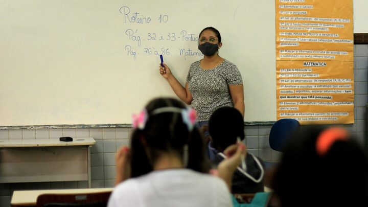 Estudantes da rede pública de Manaus retornam as aulas presenciais e remotas na segunda-feira (31)