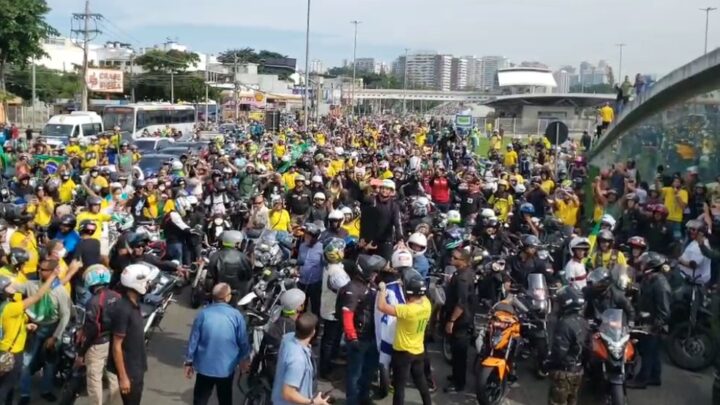 Bolsonaro faz passeio de moto e causa aglomeração no Rio de Janeiro neste domingo (23)