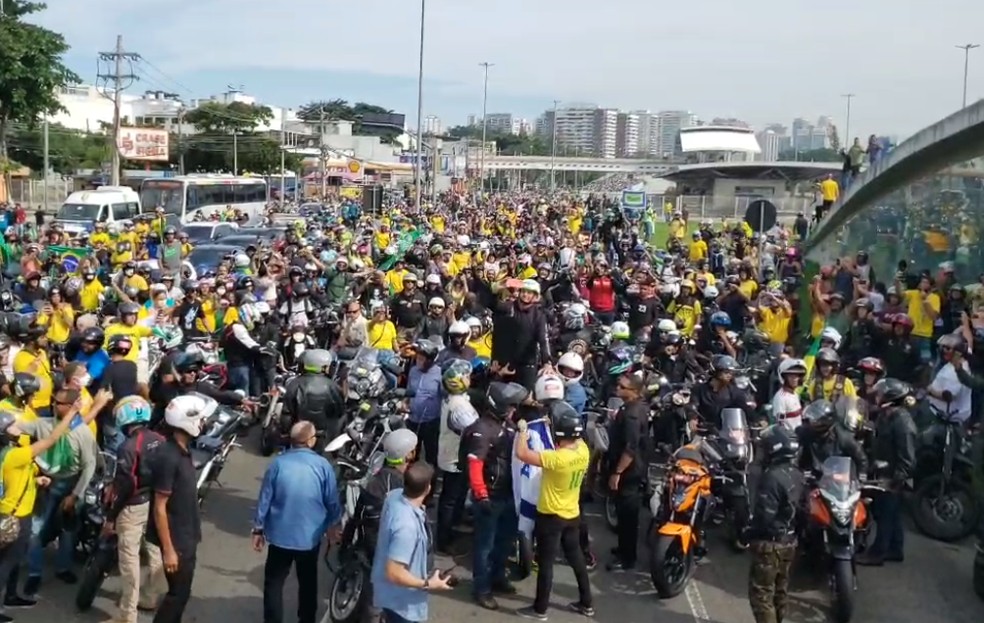 Bolsonaro faz passeio de moto e causa aglomeração no Rio de Janeiro neste domingo (23)