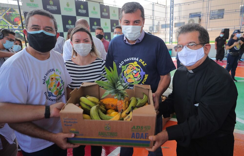Governador Wilson Lima entrega alimentos para 250 famílias no bairro Raiz