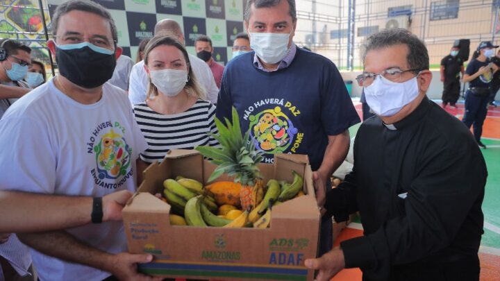 Governador Wilson Lima entrega alimentos para 250 famílias no bairro Raiz