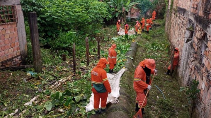 A pedido de David Reis, córrego da rua Japurá, no Centro, recebe serviço de limpeza