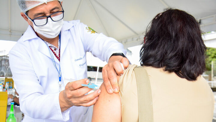 Governador anuncia ação de vacinação para todos acima de 40 anos neste fim de semana em Manaus