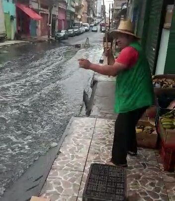 #WebNewsPlay – Homem ‘pescando’ na rua dos Barés em plena cheia viraliza nas redes sociais -Assista ao vídeo: