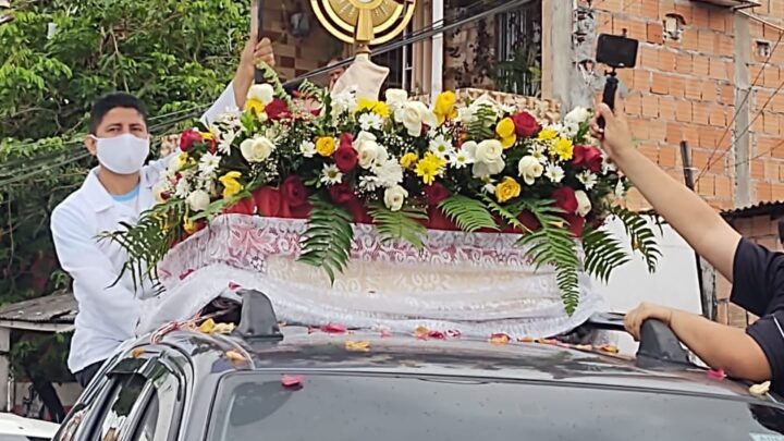 Católicos celebram Corpus Christi com carreata em Manaus