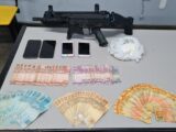 Arma e dinheiro apreendidos pela polícia