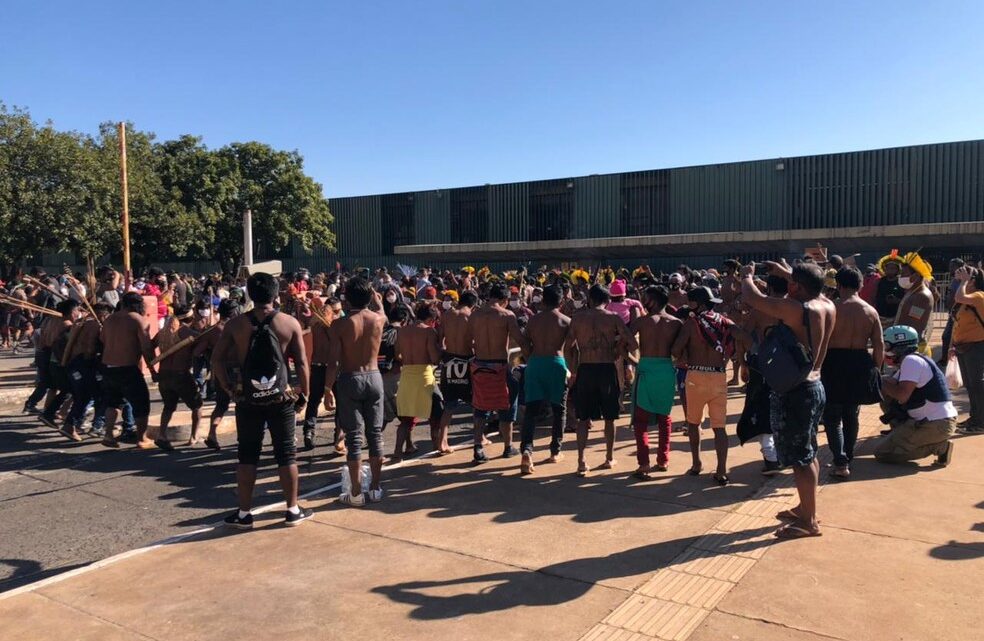 Indígenas voltam a protestar em Brasília contra projeto que dificulta demarcação de terras