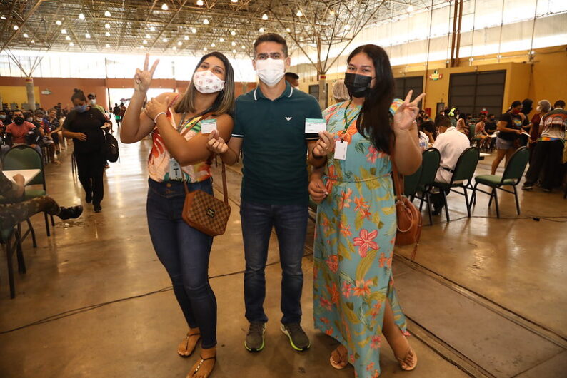 David Almeida acompanha vacinação de população a partir dos 18 anos contra Covid-19 em Manaus