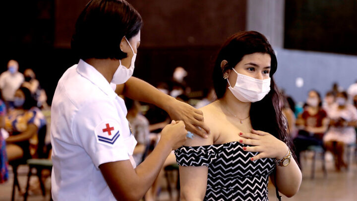 Manaus avança na vacinação e jovens se emocionam ao receber primeira dose do imunizante