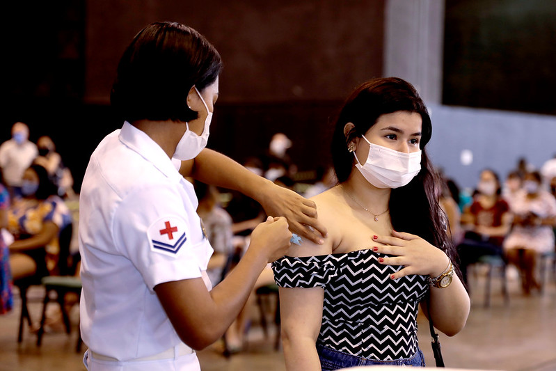 Manaus avança na vacinação e jovens se emocionam ao receber primeira dose do imunizante