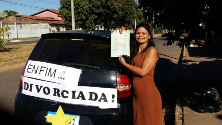 Professora coloca faixa “enfim divorciada” em carro para comemorar separação e viraliza nas redes sociais