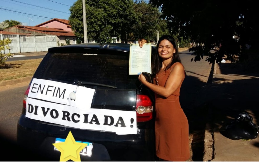 Professora coloca faixa “enfim divorciada” em carro para comemorar separação e viraliza nas redes sociais