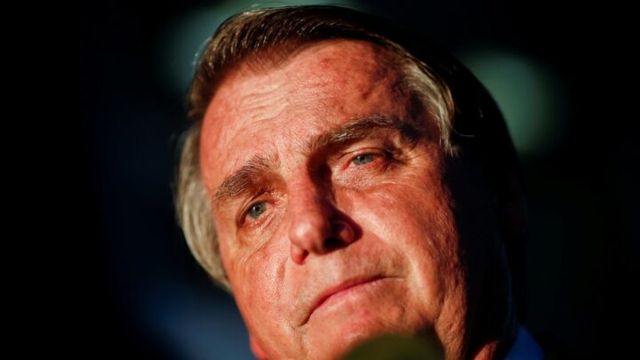 Bolsonaro é hospitalizado com dores abdominais nesta quarta (14)