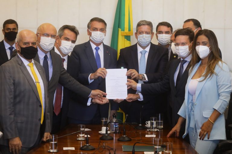 Bolsonaro entrega a Lira a MP que cria o Auxílio Brasil, em substituição ao Bolsa Família