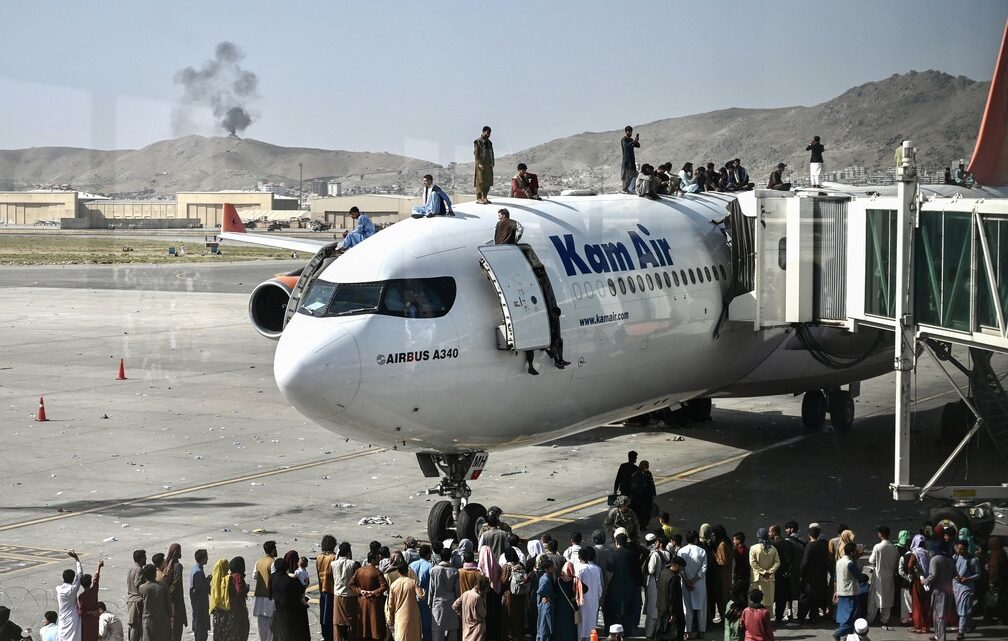 Multidão invade o aeroporto de Cabul; tumulto deixa mortos