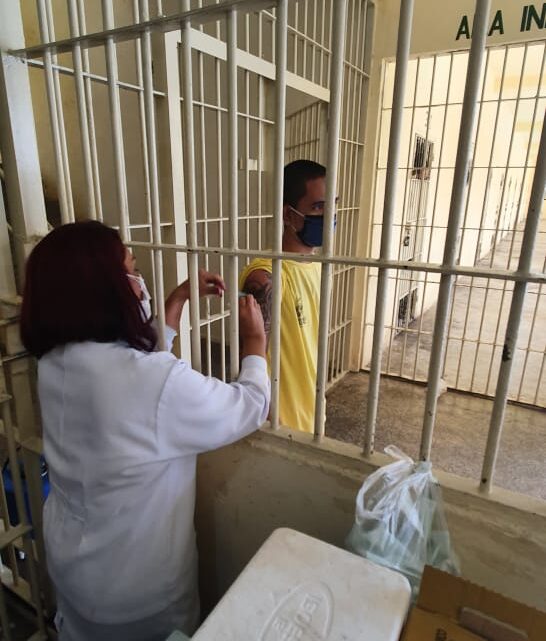 População carcerária do AM começa a receber a segunda dose da vacina contra a Covid-19