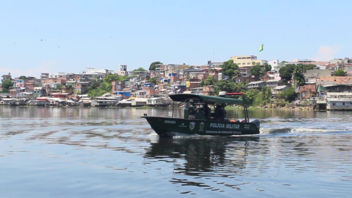 Em Manaus, polícia apreende armas, drogas e medicamentos