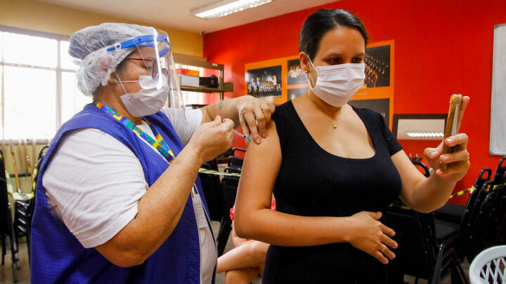 Prefeitura de Manaus vai garantir vacinação de gestantes e puérperas contra a Covid-19 nas maternidades