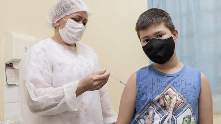 Ministério recua e tira adolescentes sem comorbidades da lista de vacinação contra a Covid-19