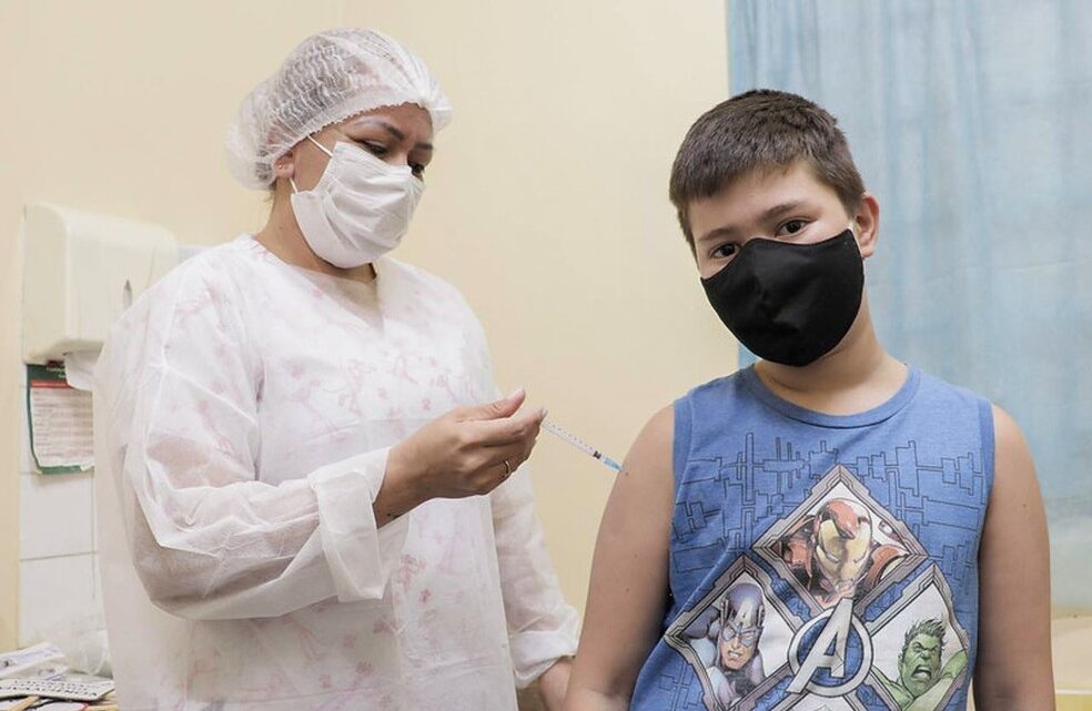 Ministério recua e tira adolescentes sem comorbidades da lista de vacinação contra a Covid-19