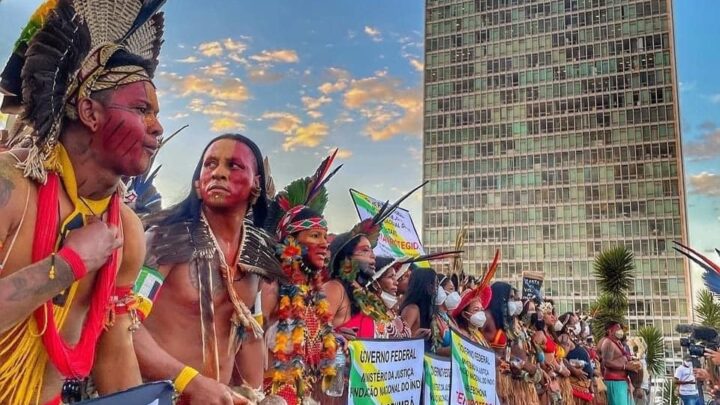 Comunidade internacional se une aos povos indígenas do Brasil em Ato Inter-Religioso, em frente ao Tribunal da Paz, em Haia
