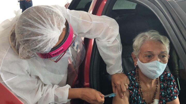 Idosos começam a receber a terceira dose de vacina nesta quarta em Manaus