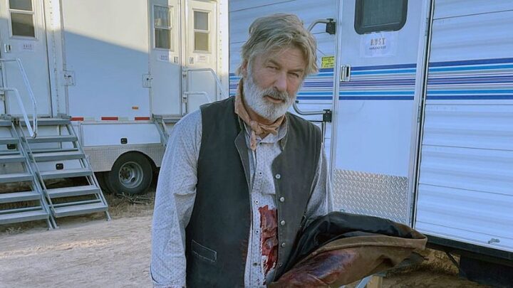 Alec Baldwin apaga foto em que aparece com mancha de sangue no set de ‘Rust’ após morte de diretora de fotografia