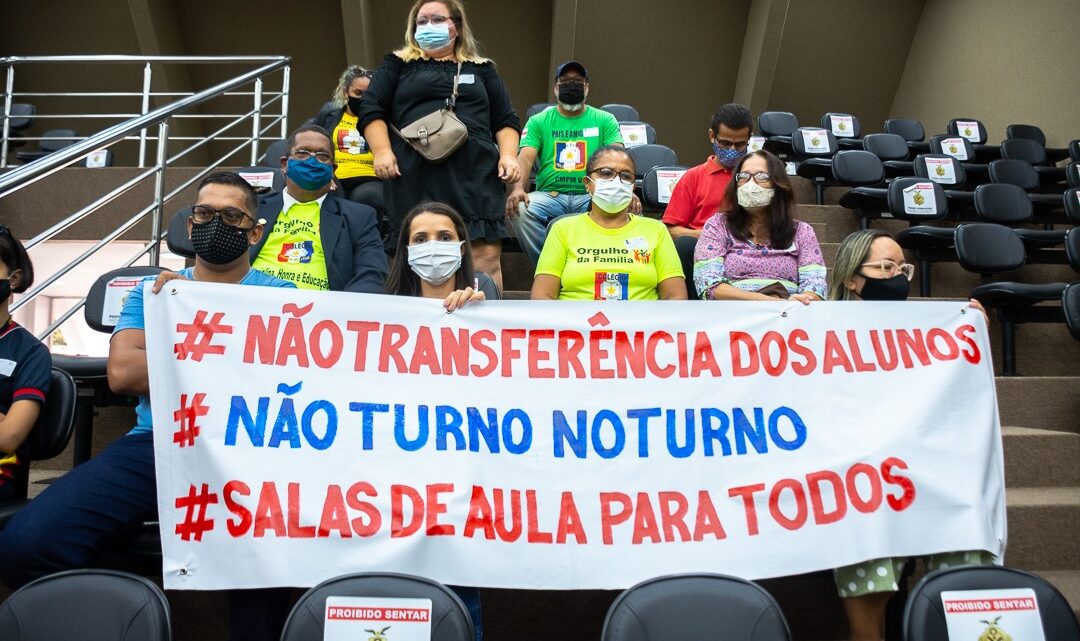 Pais protestam na Aleam contra transferência de estudantes em Manaus