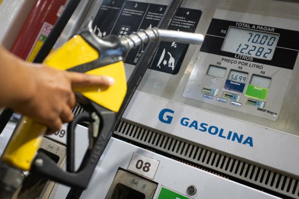 Gasolina aumenta inflação e atinge 10,67% em 12 meses