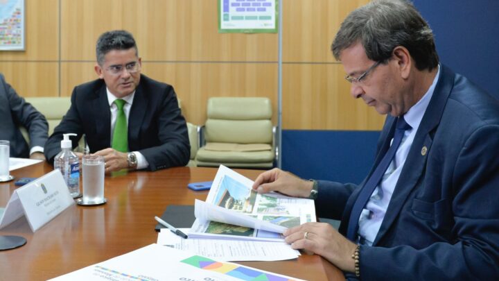 Prefeito de Manaus entrega projetos de R$ 407 milhões ao ministro do Turismo