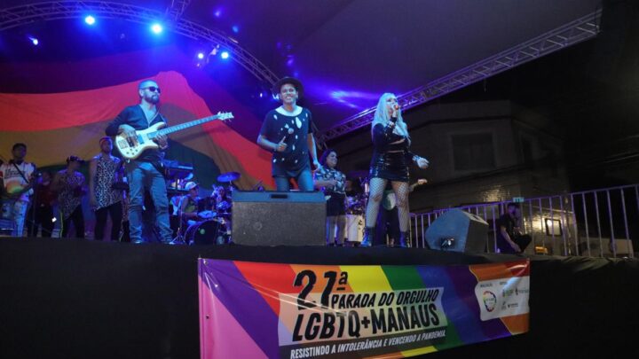 Parada do Orgulho LGBTQIA+ reúne centenas de pessoas no Centro de Manaus, neste domingo