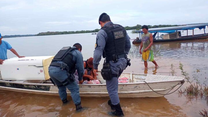 Policiais militares realizam parto de emergência, em Maués