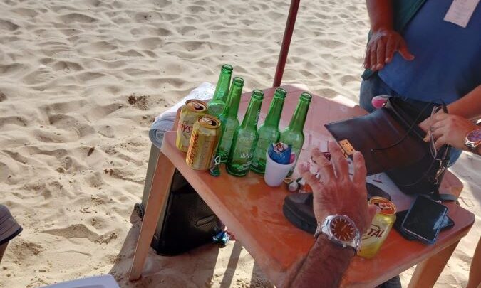 Prefeitura alerta para proibição de garrafas de vidro na praia Ponta Negra