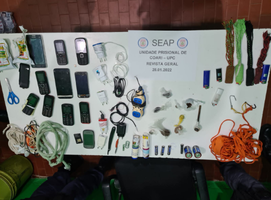 Polícia Militar faz revista em presídio e encontra celulares, drogas e armas brancas