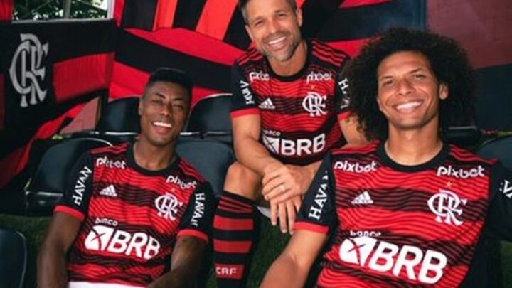 Com estreia marcada para a Supercopa, novo uniforme do Flamengo chega às lojas nesta sexta; veja fotos