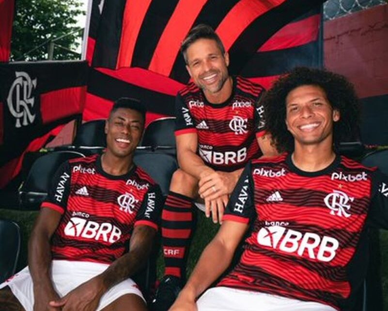 Com estreia marcada para a Supercopa, novo uniforme do Flamengo chega às lojas nesta sexta; veja fotos