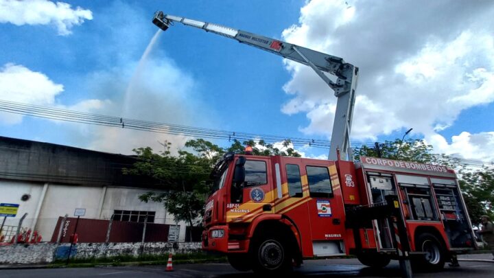 Bombeiros evitam que fogo se alastrasse em fábrica no bairro Armando Mendes, zona leste de Manaus