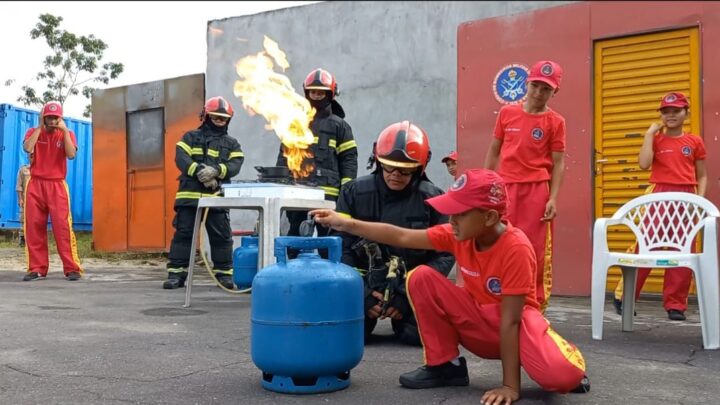 Bombeiro Mirim realiza simulado de princípio de incêndio em residência