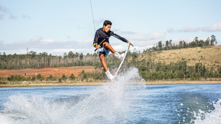 Atleta indígena do Amazonas sobe ao pódio no Brasil Wake Open e no Pan-Americano, em Minas Gerais
