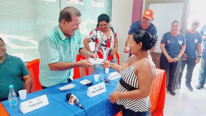 Famílias de Tabatinga atingidas pela enchente começam a receber auxílio financeiro no município