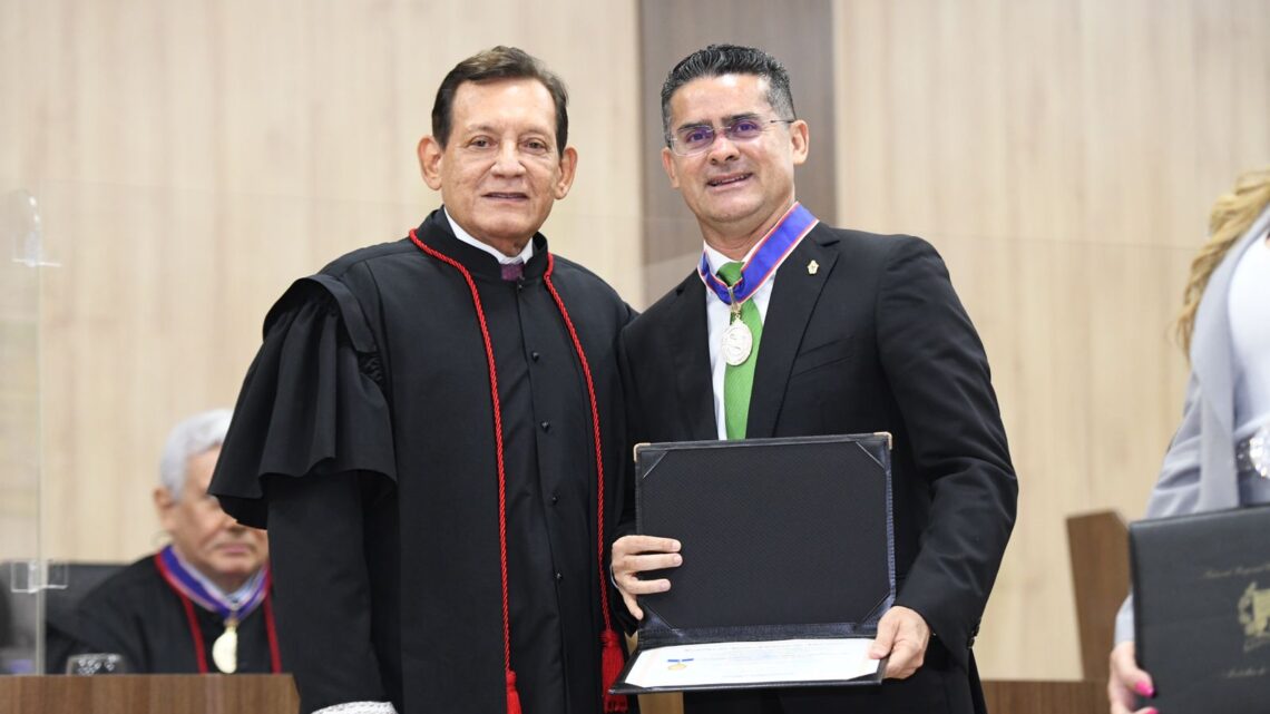 Prefeito David Almeida recebe ‘Medalha do Mérito Eleitoral’ do TRE-AM