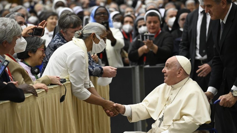 Podcast – O Papa às religiosas: caminhem ao lado dos irmãos e irmãs feridos de hoje