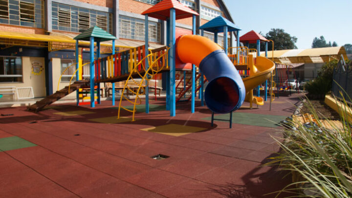 Lei estadual proíbe permanência de adultos em espaços destinados ao público infantil