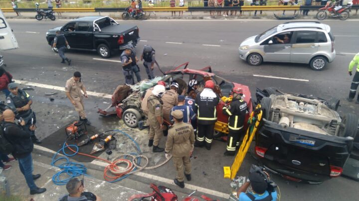 Bombeiros socorrem vítima de grave acidente na avenida das Torres