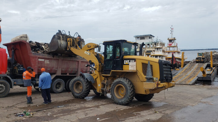 Prefeitura de Manaus realiza o transbordo de lixo no porto Trairi