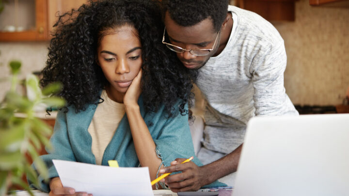 Seis em cada dez casais brasileiros fazem o controle mensal das finanças