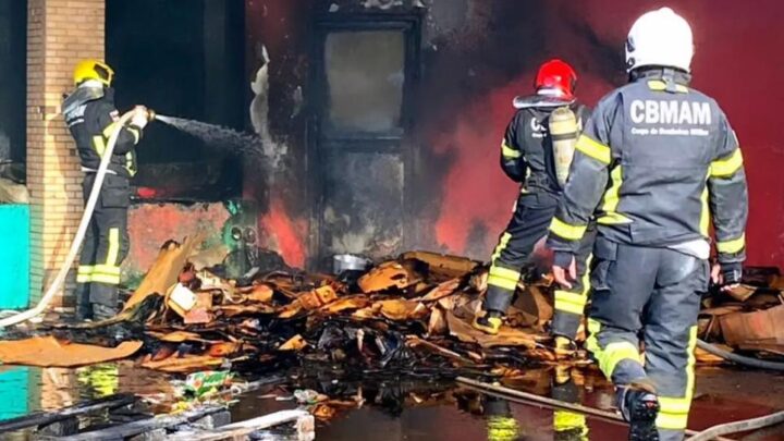 Corpo de Bombeiros combate incêndio em área externa de supermercado no bairro Dom Pedro