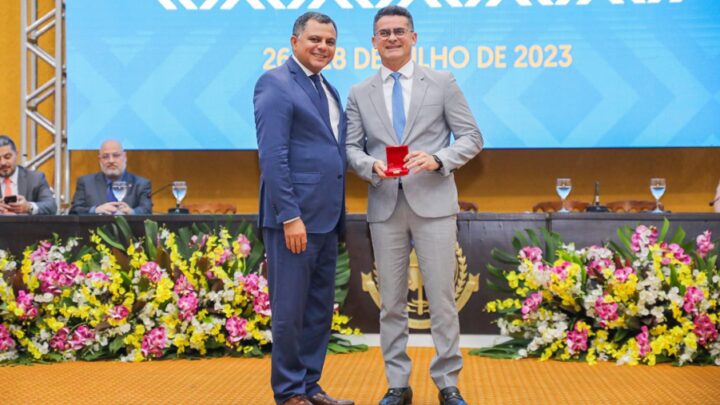 David Almeida prestigia congresso do Ministério Público do Amazonas e recebe moeda comemorativa