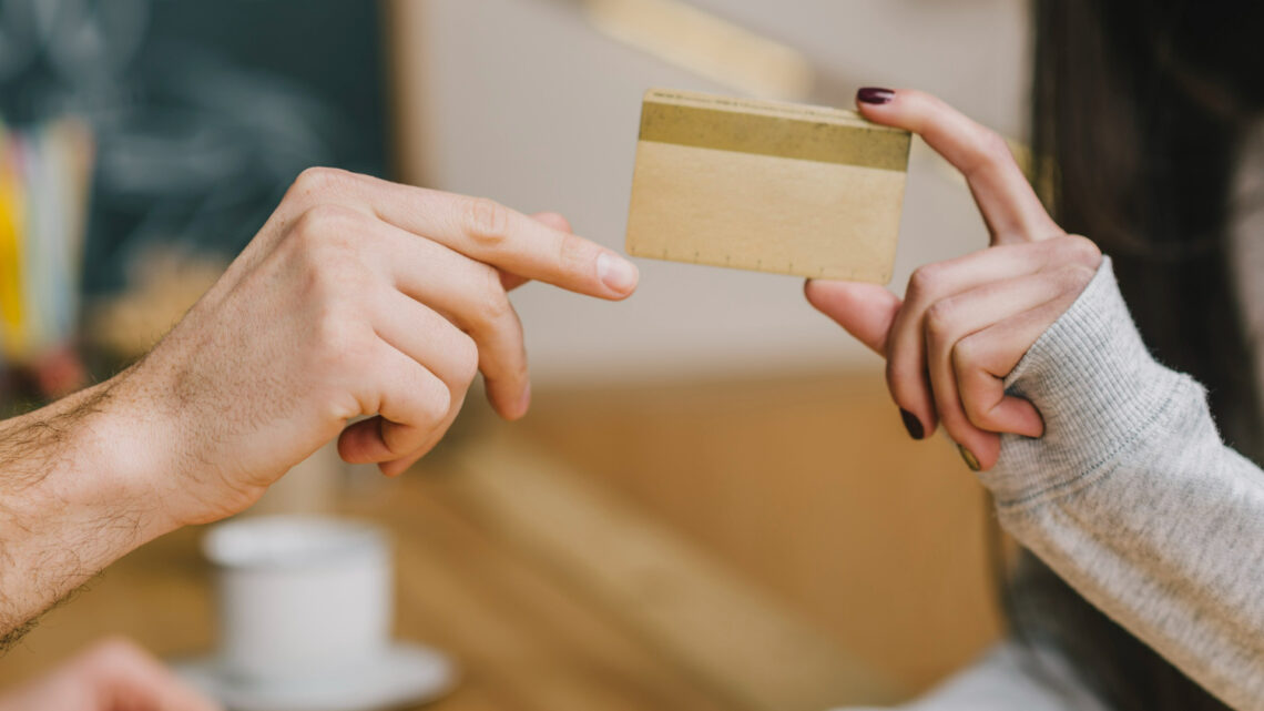 Dia Internacional da Amizade: 30% dos brasileiros já emprestaram o nome ou cartão de crédito para outra pessoa