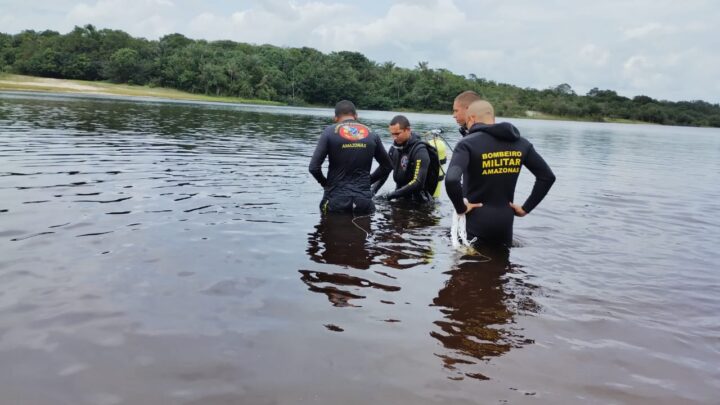 Balsa atingi uma casa flutuante na comunidade Urumatuba, em Manicoré. Bombeiros são acionados.